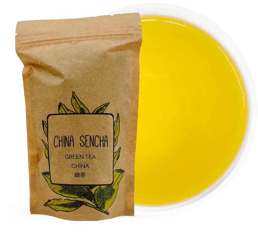 **China Sencha Leo Tea** to liściasta zielona herbata Sencha z Chin, zapakowana w elegancką, papierową torebkę doypack, która zapewnia świeżość i wygodę przechowywania. Ta wyjątkowa herbata, pochodząca z Chin, jest idealnym wyborem dla miłośników klasycznych zielonych herbat o delikatnym i orzeźwiającym smaku.
### Skład:
- **Liściasta herbata sencha**: Sencha to jedna z najpopularniejszych odmian zielonej herbaty, charakteryzująca się smakiem, który łączy w sobie świeżość i subtelną goryczkę. Liście herbaty są parowane tuż po zbiorze, co pozwala zachować naturalne nuty zieleni i delikatności. W Chinach, podobnie jak w Japonii, herbata Sencha jest doceniana za swoje wyrafinowane właściwości i lekkość.
### Smak i aromat:
**China Sencha Leo Tea** oferuje subtelny, roślinny smak z delikatnym, naturalnym słodkim akcentem. Napar ma jasnozielony kolor, a jego aromat jest świeży, lekko trawiasty, z nutami kwiatów i roślin. Smak Senchy z Chin jest zrównoważony – ma łagodniejszy profil w porównaniu do japońskiej Senchy, co sprawia, że jest bardziej przystępna i łatwa do codziennego picia.
Po zaparzeniu herbata ujawnia swoje orzeźwiające właściwości, oferując czysty i klarowny napar, który doskonale odświeża umysł i ciało. Jej delikatna goryczka jest idealnie zrównoważona z naturalną słodyczą, co czyni ją idealnym wyborem zarówno dla początkujących, jak i zaawansowanych miłośników zielonej herbaty.
